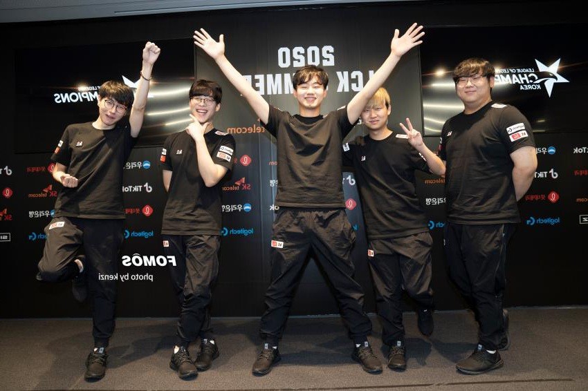 BandPhoto_2020_09_01_18_05_22.jpg 한국과 미국의 프로게이머 팀...JPG