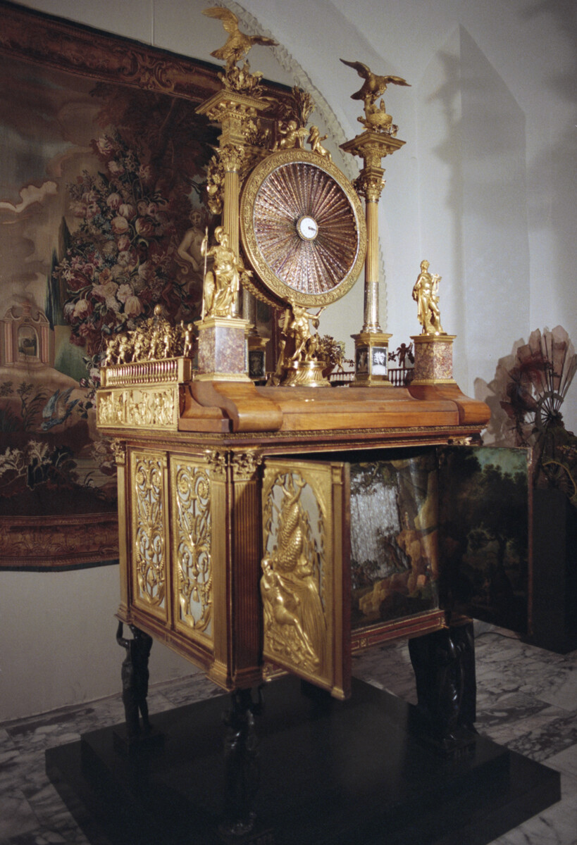 The 'Temple of Glory' clock made by Michael Maddox, Kremlin Museums 러시아 짜르가 받았던 평범하지 않은 선물들